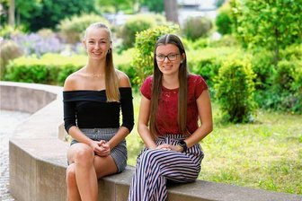 Das sind die Pläne der 1,0er-Abiturientinnen aus Glauchau und Waldenburg - Liara Meyer (links) und Luisa-Marie Müller schafften am Glauchauer Agricola-Gymnasium die 1,0.