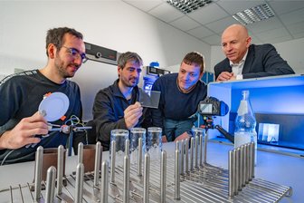 Das sind die potenziellen Champions der Wirtschaft in Mittelsachsen - Martin Groß, Thomas Wohland, Michael Heidan und Robert Wohlfarth von der Revisalt GmbH. Die Freiberger haben ein revolutionäres Verfahren zum Härten von Glas entwickelt und damit dessen Anwendungsmöglichkeiten erweitert.