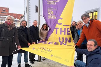 Das sind die Programmpunkte zum Kulturhauptstadt-Jahr in Freiberg - Alle Beteiligten am Kulturhauptstadt-Jahr in Freiberg hissten am Dienstag die Fahne vor dem Rathaus.