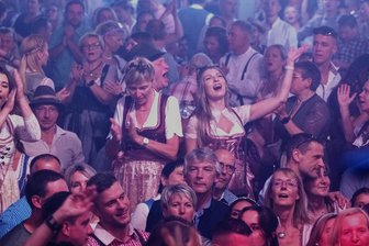 Das sind die schönsten Bilder des Jahres 2025 aus dem Vogtland - Bei den Plauener Wiesn im September kochte die Stimmung im Festzelt förmlich. Die Band Fetzentaler heizte den Vogtländern ordentlich ein.