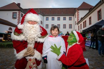 Das sind die schönsten Bilder vom zweiten Adventswochenende in der Region um Rochlitz und Mittweida - Mia (6) staunte nicht schlecht: Auf dem Alten Schloss Penigk sind der Weihnachtsmann und der Grinch, der eigentlich Weihnachten hasst, beste Freunde.