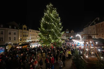 Das sind die schönsten Bilder von der Eröffnung des Plauener Weihnachtsmarktes - Kurz nach 18.15 Uhr war es soweit. Oberbürgermeister Steffen Zenner knipste das Licht am Weihnachtsbaum an und eröffnete damit den Weihnachtsmarkt.