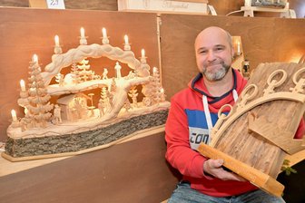 Das sind die schönsten Schwibbögen der Erzgebirger - Der neue Schwibbogenkönig des Erzgebirges: Mike Göpel aus Zwönitz neben seiner Siegerarbeit. Im Arm hält er den Wanderpokal, der zum vierten Mal bei ihm einzieht.