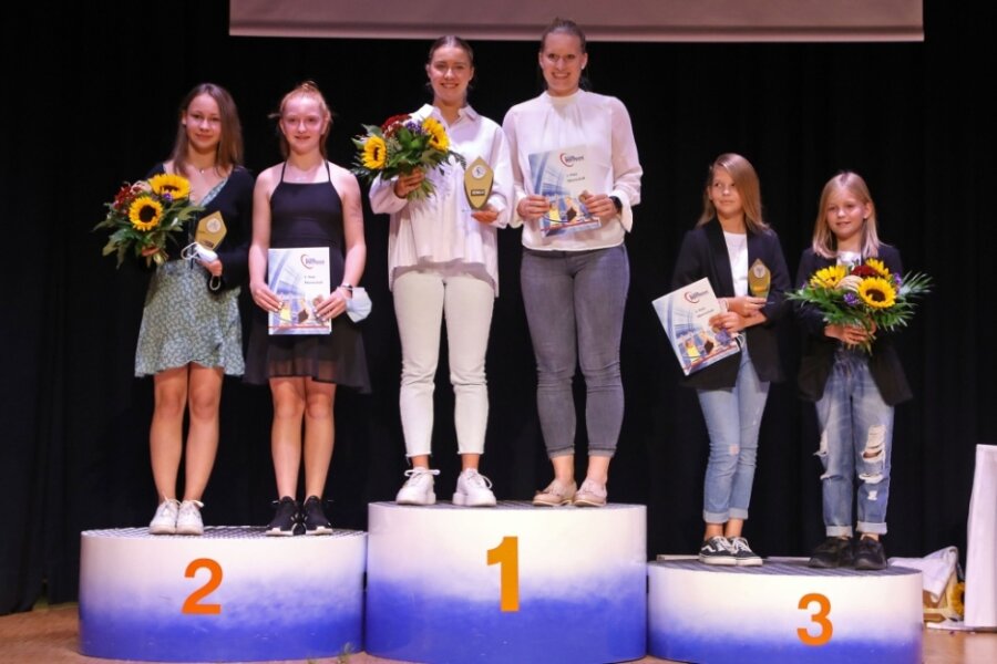 Das sind die Sportler des Jahres 2020 in Zwickau - Lena Hausherr (3. von links) und Alisa Pester (3. von rechts) nahmen die Auszeichnung als "Mannschaft des Jahres 2020" für die Handballerinnen des BSV Sachsen Zwickau entgegen. Pro Team waren zwei Vertreter eingeladen. 