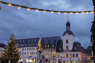 Das sind die Tipps zum ersten Advent in Glauchau und Umgebung - Weihnachtlich geschmückt präsentiert sich die Glauchauer Innenstadt. Mit dem Anschieben der Pyramide wird die Adventszeit eingeläutet.