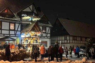 Das sind die Weihnachtsmarkt-Geheimtipps im Erzgebirge - Nur wenige Schritte neben dem Naschmarkt in Raschau steht die große Ortspyramide, die stets am Abend in Gang gesetzt wird.
