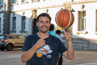 Das sind Ihre Vogtländer des Jahres 2023 - BCV-Jugendoberliga-Trainer Tobias Thoss spielte im Sommer jeden Dienstag mit Jugendlichen im Plauener Stadtzentrum Basketball. Das Projekt soll im kommenden Jahr fortgesetzt werden.