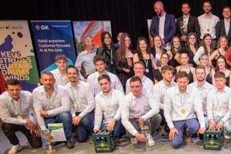 Das sind und das sagen die Sportler des Jahres - Was für ein grandioses Finale der Sportgala: Bei der Auszeichnung der erstplatzierten Mannschaften wurde es auf der Bühne der Plauener Festhalle am Samstagabend so eng wie noch nie. Es siegten die direkt von ihrem Play-off-Spiel in Würzburg angereisten Plauener Wasserballer (vorn) vor den Oberlosaer Volleyballerinnen (2. Reihe) sowie den gemeinsam auf Platz 3 gewählten Cheerleaderinnen aus Auerbach (3. Reihe) und den Oelsnitzer Volleyballern (4. Reihe).