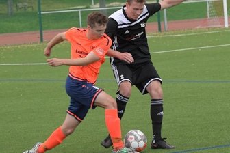 "Das sind wir unseren Fans schuldig" - Maximilian Friedrich (r.) und der FC Stollberg wollen in Oberlungwitz siegen, um die Rote Laterne abzugeben. Im Hinspiel siegte der OSV - im Bild Pierre Grabandt - mit 5:0.