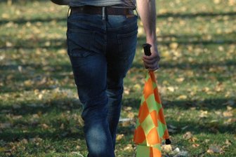 "Das soll kein Dauerzustand sein" - Schon seit Jahren ein vertrautes Bild: Auf Mittelsachsens Fußballplätzen müssen die Heimvereine in den unteren Ligen zum Teil die Assistenten stellen. Diese rennen dann auch gern einmal in Jeans die Seitenlinie entlang.