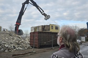„Das Spektakel lasse ich mir nicht entgehen“: In Werdau verschwinden 100 DDR-Plattenbau-Wohnungen - Werner Müller interessiert sich für alle Bauvorhaben in Werdau und den damit verbundenen Veränderungen. Am Montagvormittag hat der Senior erneut den Bauleuten über die Schulter gesehen.