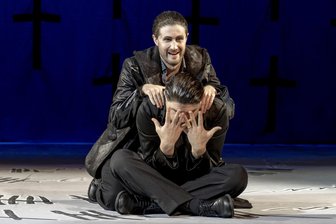 Das Spiel mit Macht und Begierde: Warum den Annaberger „Don Giovanni“ auch die Jugend gut findet - Angus Simmons (hinten) singt in der Mozartoper die Hauptpartie des „Don Giovanni“. Seinen Diener Leporello spielt Ondřej Potůček. Er ist Gastsänger im Annaberger Musiktheater.
