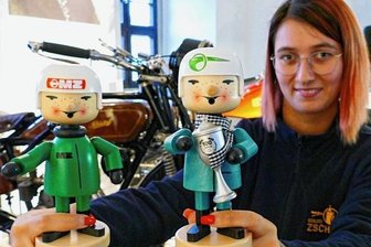 Das starke Comeback des alten MZ-Männels - Mitarbeiterin Celine Wolf zeigte die MZ-Räuchermännchen.