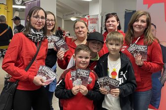 Das steckte hinter der Werbeaktion des UV Zwigge beim Heimspiel des BSV Sachsen Zwickau - Ein Team des UV Zwigge um Jugendleiterin Anita Müller (rechts) rührte die Werbetrommel fürs Floorball Final Four in Zwickau.