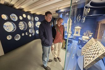 „Das steht dem Vogtland gut zu Gesicht:“ So kommt Adorfs neues Perlmuttermuseum an - Mehr als 1000 Exponate können Besucher im neuen Perlmutter-Erlebnismuseum in Adorf bestaunen. Das Museum ist ab Mittwoch täglich außer montags von 10 bis 17 Uhr geöffnet.