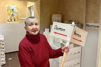 Das stille Örtchen auf dem Schwarzenberger Weihnachtsmarkt: Sie regelt die kleinen Geschäfte - Martina Otto ist für die kleinen und dringenden Geschäfte zuständig.