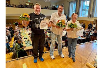 Das Suppenland Neudorf kürt seine Suppen(topfzieh)hoheiten - darunter die neuen Weltmeister - Suppenkönig Andreas Magdziacz. Zweiter wurde Thomas Brasche und Dritte Patricia Schulze (v. l.)