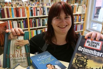 "Das System ist festgefroren!" - Adriana Bellmann von der Stadtbibliothek Meerane zeigt die Renner ihrer Leser. Für neue Bücher bekommt die Einrichtung wie viele andere Kleinstadt-Bibliotheken auch Fördergeld vom Kulturraum. Nur: Ist das wirklich regional wichtig - oder doch eher eine Aufgabe der jeweiligen Kommune, die diese nur gern abgibt?