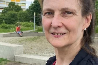 Das Tanzfest beginnt gleich nebenan - Ballettchefin Sabrina Sadowska, die Festivalleiterin, war per Fahrrad zwischen den Aufführungsorten unterwegs.