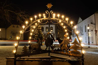 Das Team der „Freien Presse“ im Oberen Vogtland wünscht frohe Weihnachten! - Der Lichterbogen in Erlbach.
