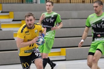 Das Team der Stunde reist an - Sebastian Naumann (am Ball) im Heimspiel gegen Eintracht Hildesheim, das die Oberlosaer am vergangenen Wochenende mit 21:28 verloren. Auch gegen die zweite Mannschaft des SC DHfK Leipzig müssen die Schwarz-Gelben ohne die eigenen Fans auskommen.