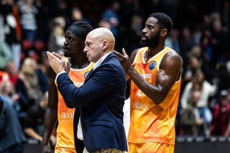 Das Team findet immer besser zusammen: die Niners Chemnitz nach dem Spiel gegen Manresa in der Einzelkritik - Applaus für eine gute Leistung gegen ein starkes Team: Niners-Cheftrainer Rodrigo Pastore nach der Niederlage gegen Manresa am Dienstagabend.
