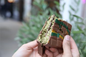 „Das Telefon klingelt den ganzen Tag“: Hype um Dubai-Schokolade erreicht das Erzgebirge - Wo gibt es sie zu kaufen? - Die Dubai-Schokolade ist mit einer Pistaziencreme gefüllt.
