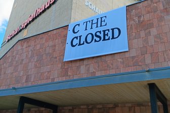 „Das Theater gehört uns“: Anonymes Aktionsbündnis besetzt symbolisch das Schauspielhaus Chemnitz - "C the Closed" statt "C the Unseen": Am Freitagabend hat ein Aktionsbündnis nach eigenen Angaben das Schauspielhaus besetzt.