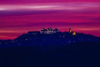 Das Thema: "Beste Fotos Mittelsachsens 2015" - Eine Sache weniger Minuten: Mit einer Canon 5D Mark 3 fotografierte Marcel Schlenkrich am 8. November 2015 den Sonnenuntergang hinter der Augustusburg. Daten zum Bild: Belichtungszeit 1/15 sec, ISO 1250, Blende F/2,8 - ohne Stativ.