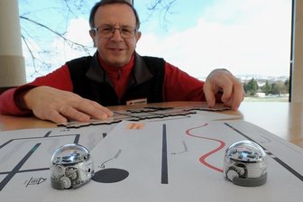 Das total verrückte Ferienlager: Schullandheim Limbach lockt mit Langschläfer-Wettbewerb - Michael Schwan, Leiter der Awo-Schullandheime Vogtland, mit zwei der neuen Miniroboter und vorgedruckten Parcours. 