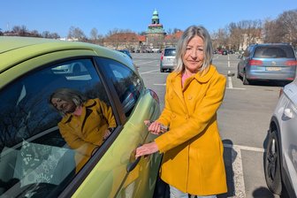 „Das tut schon weh“: Das sagen Menschen aus dem Landkreis Zwickau zu den hohen Spritpreisen - Tamara Hauschild ist wegen eines Versicherungstermins in die Innenstadt gefahren.