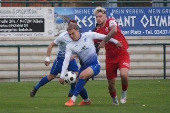„Das tut weh“: VfB Empor Glauchau kassiert beim FC Grimma die zweite knappe Niederlage in Folge - Der Glauchauer Stürmer Luis Werrmann (links) behauptet den Ball hier im Zweikampf mit dem Grimmaer Kapitän Toni Ziffert (rechts).