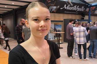 „Das Umfeld ist toll“: Junge Frau absolviert Ausbildung in Musikhalle Markneukirchen - und holt bekannten Comedian - Emely Büttner aus Markneukirchen macht eine Ausbildung zur Veranstaltungskauffrau in der Musikhalle Markneukirchen.