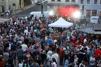 Das unbeabsichtigte Rock-Doppel - Ende Juli 2021 war der Teichplatz in Meerane beim dritten "Kursana rockt" gut gefüllt.