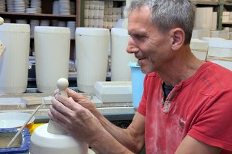 Das Unternehmen Freiberger Porzellan hat vor Weihnachten jede Menge Arbeit - Modelleure wie Andreas Richter geben den Modellen bei der Firma Freiberger Porzellan ihr individuelles Aussehen.