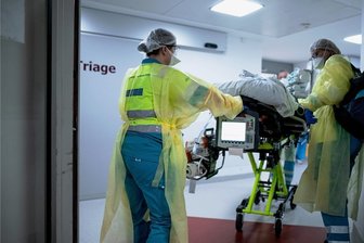 Das Urteil in Sachen Triage - Fragen und Antworten zur Entscheidung des Bundesverfassungsgerichts - An harter Triage schrammte Deutschland noch vorbei (hier ein Transport aus den Niederlanden).