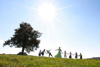 Das V sind wir! - Schöner geht‘s fast nicht: Die Reuther Linde samt Lindenprinzessin im Sonnenschein.