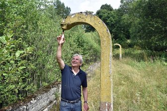 Das vergessene Freibad im Erzgebirge - Im Freibad Weipert heute: die beiden Duschen stehen noch immer, das Becken ist von der Natur zurückerobert, Peter Bartl erinnert sich an seine Jugend.