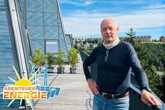 „Das versteht doch kein Mensch mehr“: Wie ein Chemnitzer Solar-Pionier die Energiewende sieht - Ullrich Hintzen, Geschäftsführer der Fasa aus Chemnitz, neben Sonnenkollektoren auf dem Dach des ehemaligen Wismut-Bettenhauses in Oberwiesenthal.