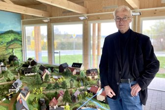 Das versunkene Dorf Pöhl: Miniaturmodell findet Heimat an der Talsperre - Der Pöhler Thilo Lehmann am Modell des alten Dorfes mit Blick auf dessen einstigen Standort.
