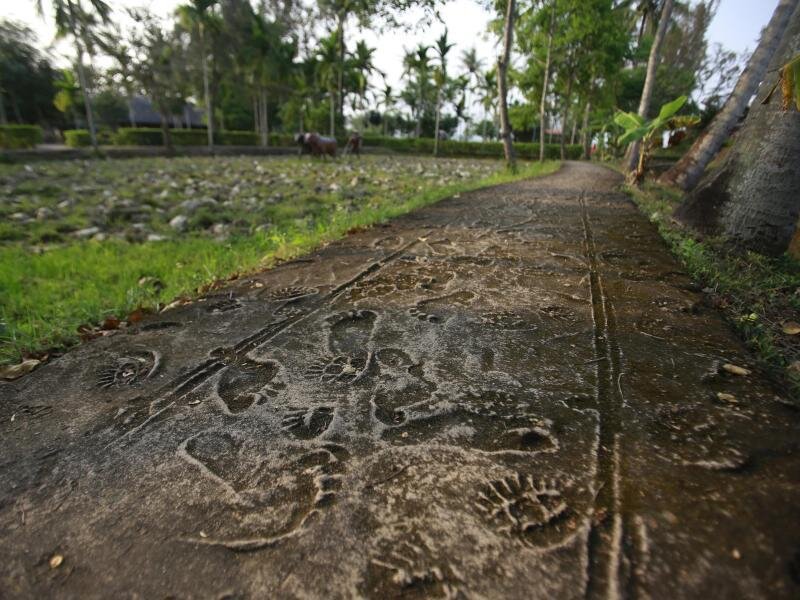 Das vertuschte Massaker: 50 Jahre My Lai - Die rekonstruierten Fußabdrücke von vietnamesischen Dorfbewohnern und US-Soldaten sind Teil des Mahnmals für das Massaker von My Lai.