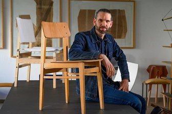 Das verwegene Sitzmöbel - Dieser Stuhl hat es Jacob Strobel besonders angetan: Der Möbeldesigner und Professor an der Angewandten Kunst in Schneeberg beschreibt ihn als minimalistisch, verwegen und mutmaßlich aus der DDR stammend. Strobel überlegt, ihn gegebenenfalls neu aufzulegen. 