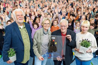 Das Vogtland – eine Region, in der Schach Schule macht - Daumen und Arme hoch für das Projekt Schach in der Karl-Marx-Schule: (von links) GTA-Leiter Peter Luban, Schulleiterin Undine Schneider, Michael Nagel vom Schachverband Sachsen und Anja Winkler (Leiterin der Schachmädchen).