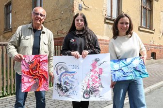 Das Vogtland erhält einen Malerweg - Ashley Hüttner (Mitte) hat den Malerweg konzipiert. Rainer Döhling half, die Wegidee von Michaela Popp (rechts) umzusetzen.