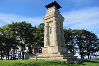 Das Vogtland ist dabei: Mehr Aufmerksamkeit für Bismarcktürme - Die Bismarcksäule auf dem Oberen Berg in Markneukirchen.