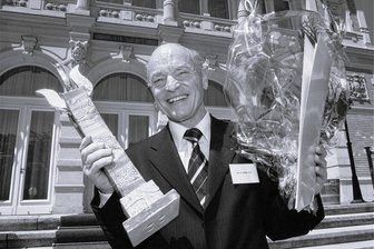 Das Vogtland nimmt Abschied von früherem Goldbeck-Chef - Dr. Rüdiger Kroll starb am 4. Dezember 2023 im Alter von 85 Jahren. Das Foto entstand 2005, als er den Vogtländischen Ehrenpreis erhielt. Er holte durch persönliche Kontakte das Bauunternehmen Goldbeck ins Vogtland.