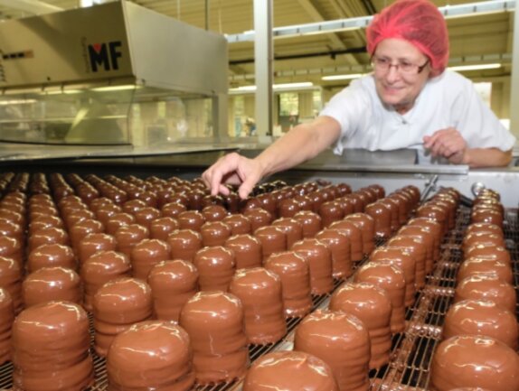 Das Vogtland schickt jeden Tag 400.000 süße Küsse in die Welt - Produktionsleiterin Petra Trentzsch überwacht die Herstellung der Schaumküsse.