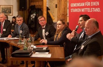 Das Vogtland sucht den Super-Landrat - Die Podiumsdiskussion mit den Landratskandidaten am Dienstag in Plauen könnte der Auftakt für weitere Projekte von der Industrie- und Handelskammer (IHK) auf der einen und der Bundesverband mittelständische Wirtschaft (BVMW) auf der anderen Seite gewesen sein.