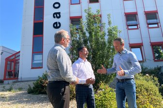 Das Vogtland überzeugt: Warum die Schweizer Firma EAO in Auerbach investieren und 150 neue Arbeitsplätze schaffen möchte - Die EAO Automotive GmbH wird in Auerbach eine weitere Firmenhalle bauen. Die Pläne stellte Werkleiter Pierre Rey am Dienstag bei einem Termin mit Landtagsabgeordneten Sören Voigt (CDU) und Auerbachs Oberbürgermeister Jens Scharff (parteilos, v. r.) vor.