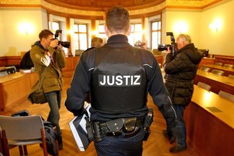Das Vorspiel zur totalen Tragödie: Betrug am Unister-Chef vor Gericht - Der wegen Betrugs angeklagte Kreditvermittler Wilfried S. wird zum Prozessauftakt ins Landgericht Leipzig geführt.